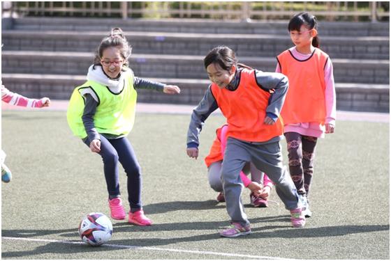 경기 부천시 상미초등학교 4학년 학생들이 25일 축구교실에서 공을 차고 있다. 부천시 제공