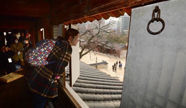 '궁궐 내부를 엿보다'에 참가한 한 시민이 석어전 2층에 난 창을 통해 밖을 내다보고 있다. 선조의 계비인 인목대비가 광해군에 의해 유폐돼 머물렀던 석어당과 고종이 1919년 승하한 장소인 함녕전은 처음으로 내부가 일반에 공개됐다. 신상순 선임기자ssshin@hankookilbo.com