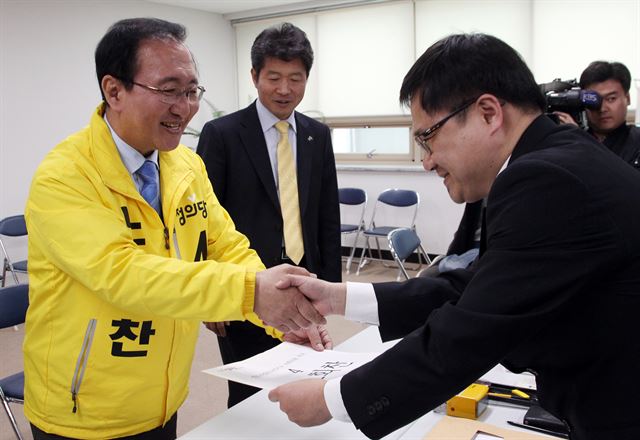 노회찬 정의당 경남 창원성산 총선후보가 24일 창원시 성산구선거관리위원회에 후보 등록을 하고 있다. 연합뉴스