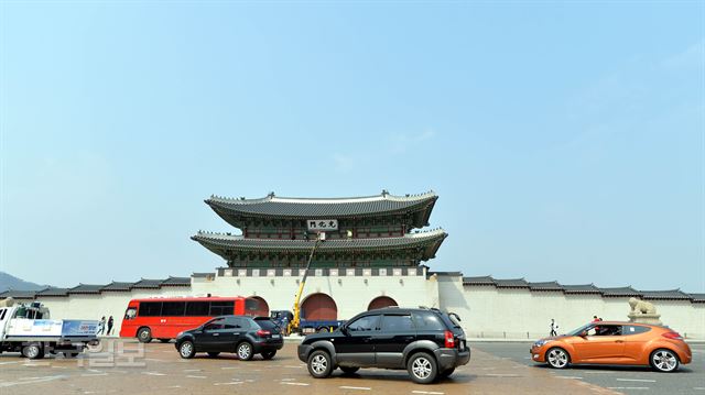 29일 오후 서울 종로구 광화문에서 문화재청 문화재수리기능사들이 봄을 맞아 '광화문 현판 봄단장'을 하고 있다. 서재훈기자