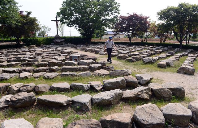 1866년 시작된 병인박해로 5년 만에 8,000여명에 이르는 천주교 신자들이 처형되거나 희생됐다. 사진은 병인박해 때 희생된 순교자들을 기리기 위해 교인들이 돌을 날라 만든 충남 서산시 해미순교성지의 야외성당. 한국일보 자료사진