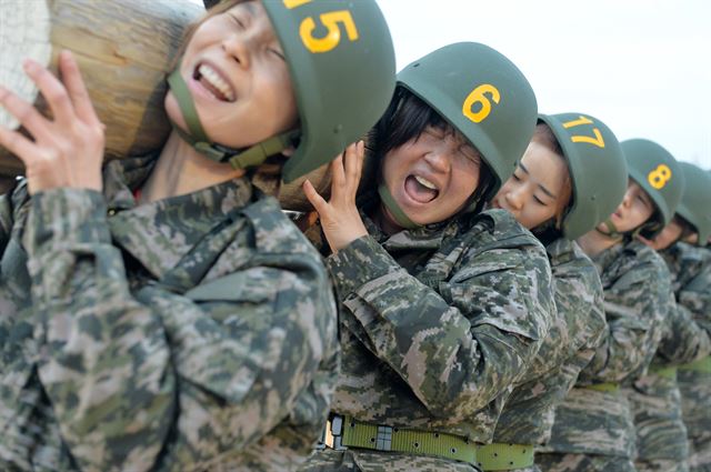 여자 핸드볼 국가대표팀이 지난 29일 해병대 교육단에서 해병대 극기훈련에 참가해 목봉체조를 실시하고 있다.해병대사령부 제공