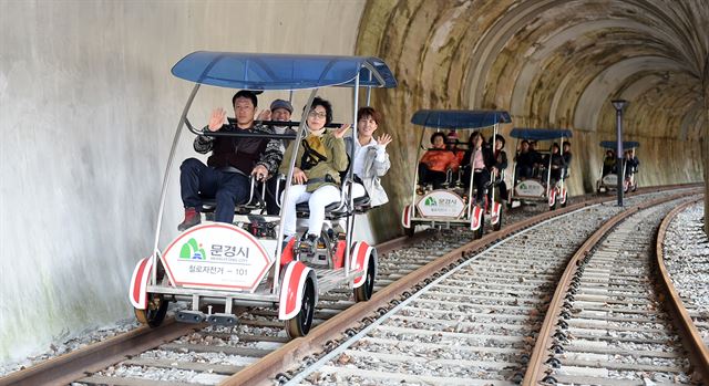 지난 29일 경북 문경시 마성면 진남역∼구랑리역의 자전거 철로 재개장 행사에서 참석자들이 철로자전거를 즐기고 있다. 문경시 제공