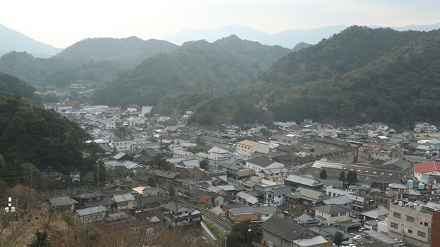 이삼평 기념비가 있는 곳에서 내려다 본 아리타 마을. 산에 폭 안긴 모습이 우리나라의 여느 시골 풍경과 다르지 않다.