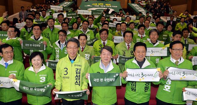 안철수(왼쪽에서 네 번째) 국민의당 공동대표와 20대 총선 수도권 후보자들이 30일 국회 의원회관에서 열린 전진대회에서 필승을 다짐하며 구호를 외치고 있다. 오대근기자 inliner@hankookilbo.com