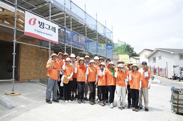 빙그레는 사회공헌 활동의 일환으로 사랑의 집짓기 운동 봉사단체인 ‘해비타트’에 재정적 지원과 함께 제품, 작업복 등을 제공하고 있다. 빙그레 제공