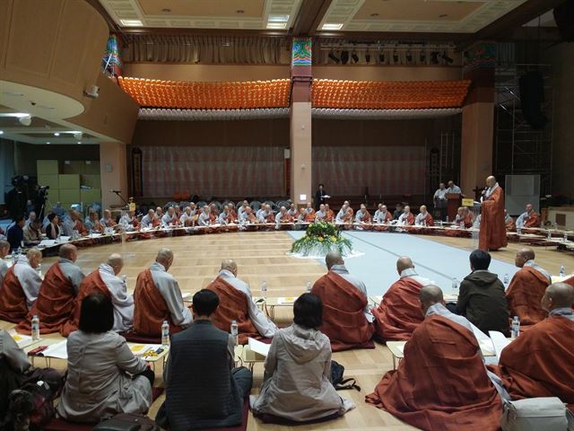 31일 서울 송파구 불광사에서 열린 '종단혁신과 백년대계를 위한 사부대중 100인 대중공사'에서 참석자들이 총무원장 선출 방식에 대해 논의하고 있다. 김혜영기자 shine@hankookilbo.com