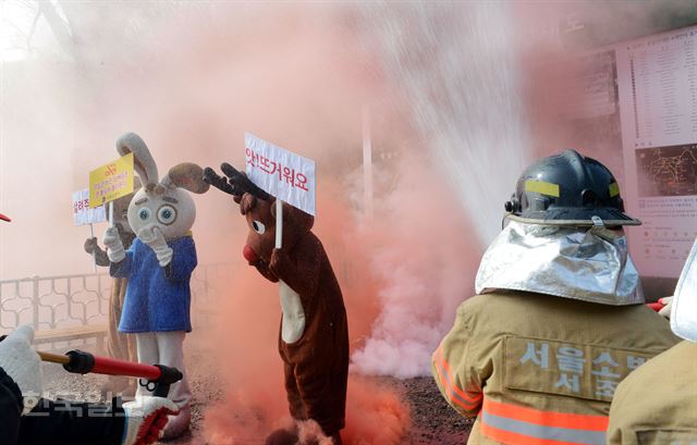 [저작권 한국일보]30일 서울 서초구 청계산 입구 에서 열린 산불예방캠페인에서 서초소방서 산불예방 홍보단이 산불 발생시 화염속에서 동물을 구조 하는 퍼포먼스를 벌이고 있다. 2016.03.30 신상순 선임기자ssshin@hankookilbo.com /2016-03-30(한국일보)