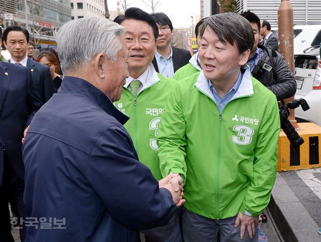 31일 여의도 백화점 앞에서 안철수 국민의당 대표가 김종구 후보의 지원유세를 마치고 시민과 악수하고 있다. 고영권기자youngkoh@hankookilbo.com