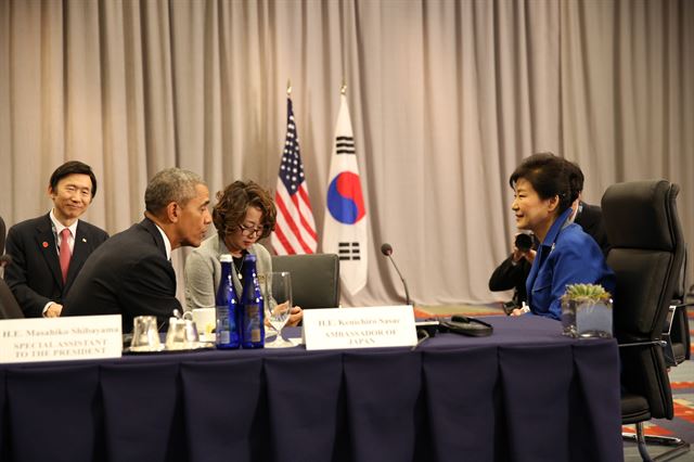 박근혜 대통령이 31일 오전(현지시간) 미국 워싱턴 컨벤션 센터에서 버락 오바마 미국 대통령과 마주 앉아 대화하고 있다. 미국=홍인기기자 hongik@hankookilbo.com