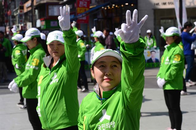 1일 경기 군포 산본로데오거리 원형광장에서 4.13 총선 군포시을 정기남 후보 선거운동원들이 로고송에 맞춰 율동을 하며 지지를 호소하고 있다. 뉴시스