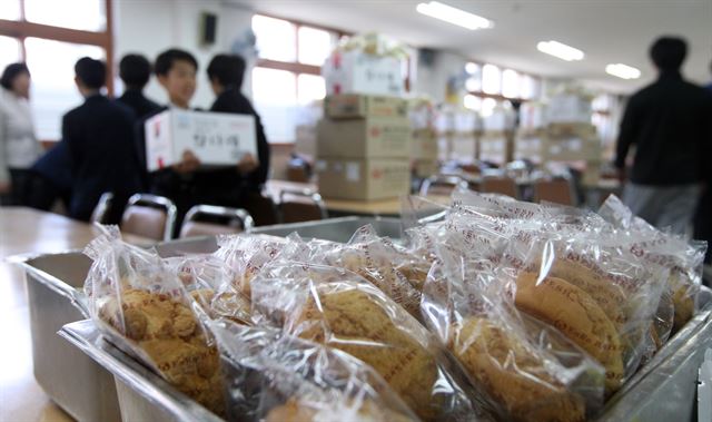 1일 경기 수원시의 한 중학교에서 학생들이 점심시간에 급식 대신 빵, 삼각김밥, 우유 등을 지급받고 있다. 수원=연합뉴스