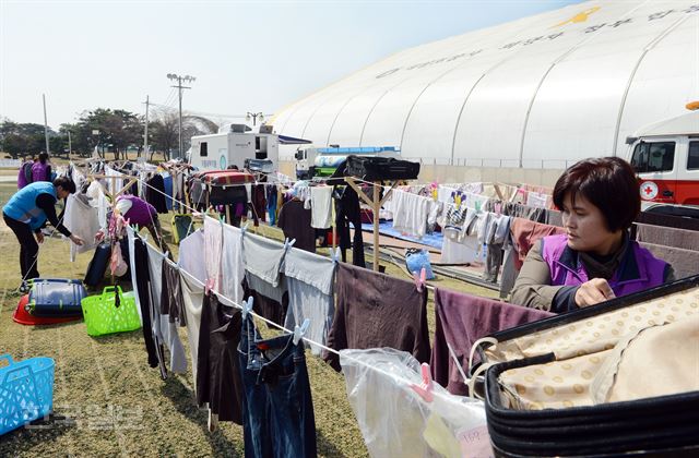 [저작권 한국일보]1일 경기도 안산 세월호 희생자 정부합동분향소에서 416가족협의회와 대한적십자,자원봉사자들이 세월호 참사 2주기를 앞두고 희생자들의 유품등 탑승자 304명의 유류품을 세탁하고 세척 하여 빨래줄에 널고 있다.2016.04.01신상순 선임기자ssshin@hankookilbo.com /2016-04-01(한국일보)