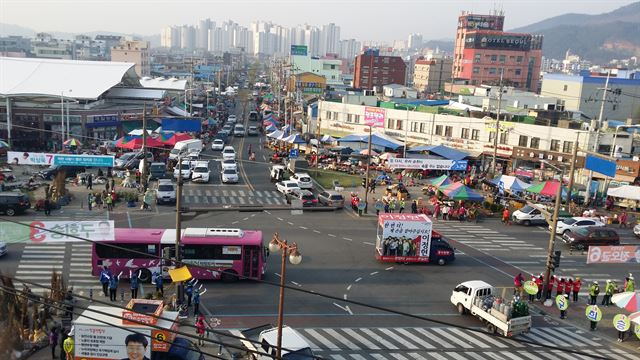 지난 2일 오전 7시 전남 순천 아랫장. 5일장인 이날 각 정당 후보 유세차와 선거운동원들이 이른 새벽부터 나와 지지를 호소했다. 순천=하태민기자/2016-04-02(한국일보)