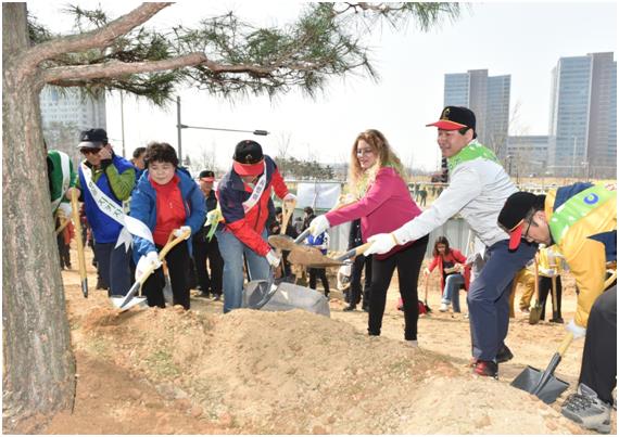 유정복(오른쪽 두번째) 인천시장과 헬라 쉬흐로흐(오른쪽 세번째) GCF(녹색기후기금) 사무총장 등이 식목일을 사흘 앞둔 2일 인천 연수구 송도동에서 열린 ‘제71회 식목일 나무 심기 행사’에서 기념식수에 흙을 뿌리고 있다. 인천시 제공