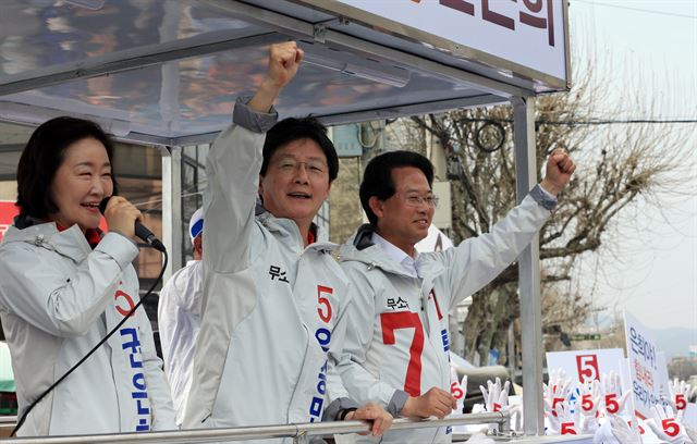 4·13 총선 공식선거운동 시작 후 첫 주말을 맞은 2일 오후 대구 북구 칠성시장에서 무소속 권은희(왼쪽부터·대구 북갑), 유승민(대구 동을), 류성걸(대구 동갑) 후보가 합동 유세를 펼치며 지지를 호소하고 있다. 대구=연합뉴스