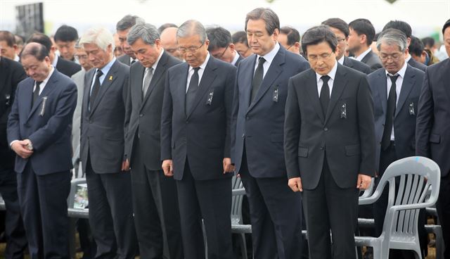 황교안 국무총리(오른쪽 부터), 새누리당 김무성 대표, 더불어민주당 김종인 대표, 이상돈 국민의당 공동선거대책위원장, 김세균 정의당 공동대표 등이 3일 제주시 봉개동 4·3평화공원에서 열린 제68주년 4·3희생자 추념식에서 묵념하고 있다. 연합뉴스