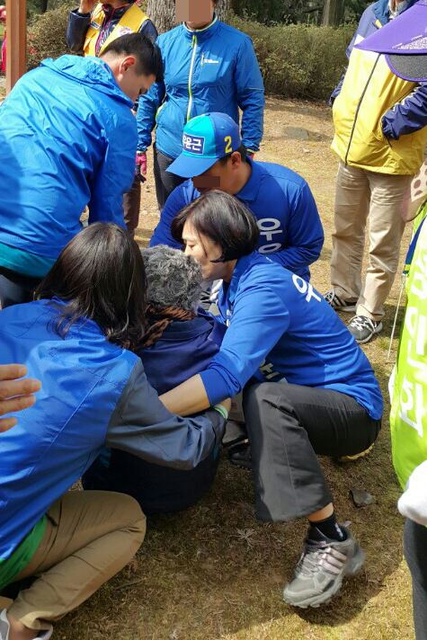 2일 오전 전남 곡성군 태안사에서 효도잔치 참석을 위해 계단을 오르던 70대 할머니가 의식을 잃고 쓰러져 더불어민주당 우윤근 후보(광양·곡성·구례)의 부인 위희욱(53)씨가 응급조치를 하고 있다. 마취통증의학과 전문의인 위씨는 남편의 주말 유세를 도우러 왔다가 환자를 발견, 목숨을 구했다. 곡성=연합뉴스