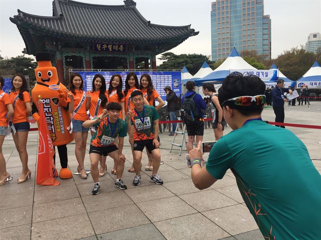 3일 대구국제마라톤대회를 찾은 미스경북 후보자들이 시민들과 기념사진을 찍으며 즐거운 시간을 보내고 있다. 배유미기자yum@hankookilbo.com