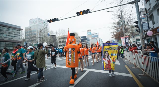 2016 미스경북선발대회 후보자들이 대구국제마라톤대회 행사장을 누비며 참가자들을 응원하고있다. 이동진스튜디오 제공.