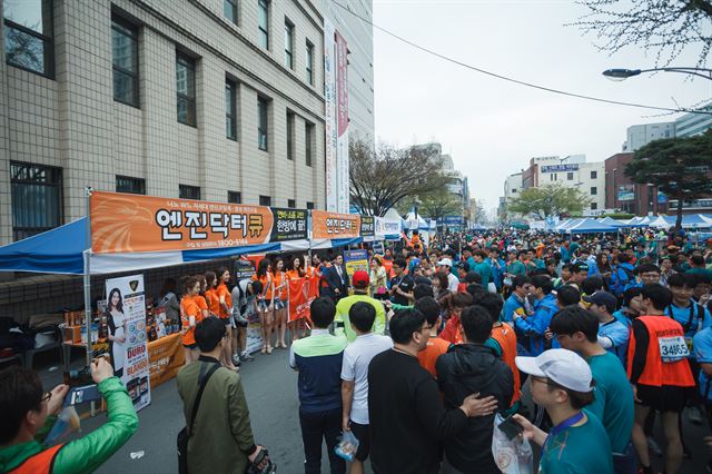 3일 오전 대구국제마라톤대회를 찾은 시민들이 미스경북 후보자들과 인증샷을 찍기 위해 몰려들고 있다. 이동진스튜디오제공.