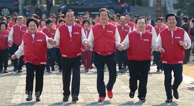 새누리당 김을동(왼쪽부터)ㆍ서청원 최고위원, 김무성 대표, 이인제 최고위원, 원유철 원내대표 등 지도부가 지난달 28일 국회의사당 경내에서 '뛰어라. 국회야, 잠자는 국회에서 일하는 국회로'를 컨셉으로 한 홍보영상을 찍고 있다. 한국일보 자료사진