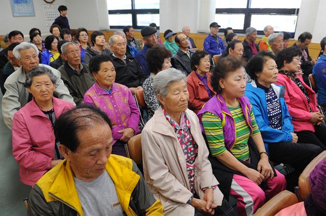 1일 강원 양구군 노인일자리 시장형사업 발대식이 양구노인복지센터에서 홍영동 노인회장, 지회관계자, 일자리 참여자들이 참석한 가운데 열렸다. 양구=뉴시스