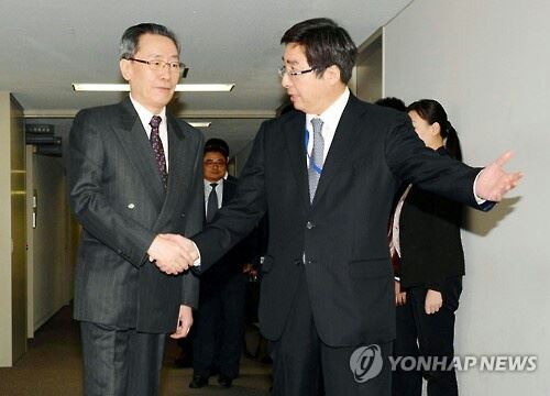 “손은 잡았지만…”중국측 6자회담 수석대표인 우다웨이 한반도사무특별대표(왼쪽)와 이시카네 기미히로 일본 외무성 아시아대양주국장이 5일 도쿄 외무성에서 회담하기 앞서 손을 잡고 인사하고 있다. 도쿄 교도=연합뉴스