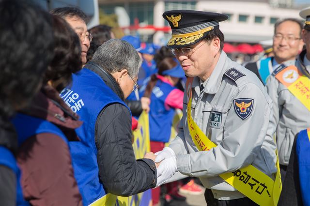 올해를 ‘교통문화 바로세우기 원년’으로 선포한 조현배 경남경찰청장이 교통문화 정착을 위한 캠페인에 직접 참여, 도민들의 동참을 당부하고 있다. 경남경찰청 제공