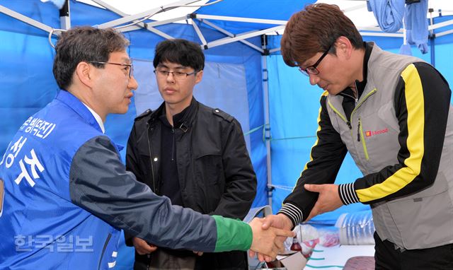 4일 오후 김성주(전북 전부병) 더불어민주당 후보가 전북 전주시 티브로드 해고사태 천막농성자을 찾아 노동자들과 인사를 나누고 있다. 전주=서재훈기자 spring@hankookilbo.com