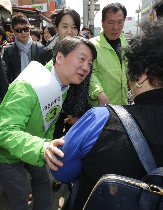 안철수 국민의당 상임공동대표가 5일 오후 경기 의정부시 제일시장에서 의정부갑에 출마한 김경호 후보와 함께 유권자들을 만나고 있다. 연합뉴스