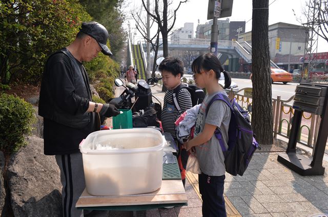 동작구 노량진초등학교 앞.