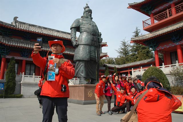 경상북도 실크로드 탐험대원인 이희정씨가 중국 산둥성 적산법화원 장보고 장군 동상 앞에서 인증샷을 찍고 있다.