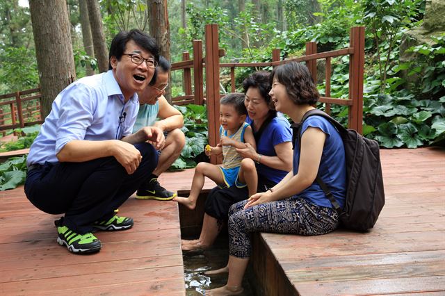 김성 장흥군수가 정남진편백숲 우드랜드에 온 관광객과 담소를 나누고 있다./2016-04-06(한국일보)