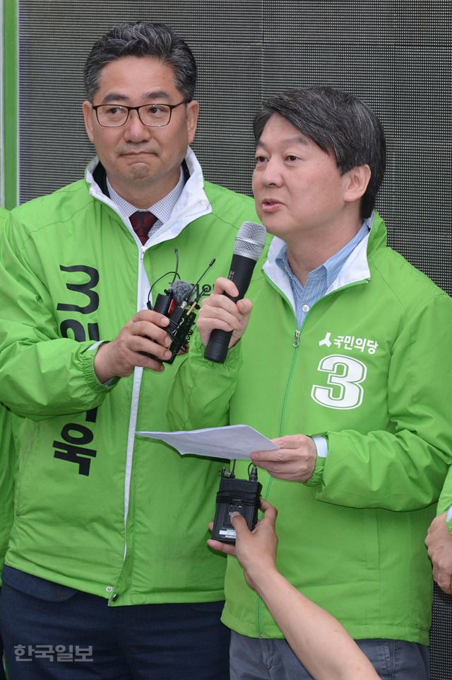 안철수 국민의당 공동대표가 6일 오후 부산 서면에 마련된 유세장에서 지지를 호소하고 있다. 부산=전혜원기자 iamjhw@hankookilbo.com