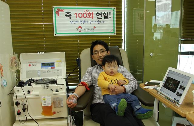 대한적십자로부터 '헌혈유공장 명예장'을 받은 오규진 한밭대 사무국 팀장. 한밭대 제공/2016-04-06(한국일보)