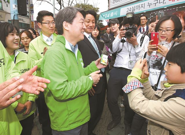 안철수 국민의당 공동대표가 6일 경남 양산시외버스터미널에서 양산시갑에 출마한 홍순경 후보의 지원유세를 하던 중 한 시민으로부터 사탕을 선물 받고 있다. 양산=연합뉴스