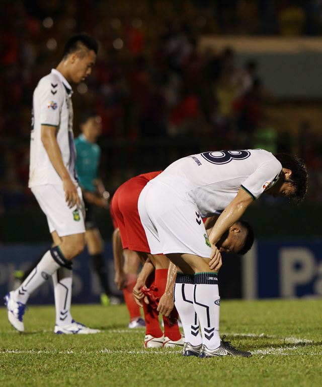 전북 현대 선수들이 6일 베트남 빈즈엉 투더우못 고다우 스타디움에서 열린 2016 아시아축구연맹(AFC) 챔피언스리그 조별리그 E조 4차전 빈즈엉과의 경기에서 2-3 패배로 경기가 끝난 뒤 아쉬워하고 있다. 빈즈엉(베트남)=ACL 공동 취재단