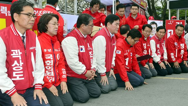 친박 실세이자 대구ㆍ경북 선거대책위원장인 최경환 의원은 6일 오후 대구 달서구 두류공원 대구문화예술회관 앞에서 양명모(북을) 후보를 제외한 대구의 당 후보 10명 전원과 함께 무릎을 꿇고 앉아 공천파동을 사죄하는 호소문을 발표하며 “미워도 다시 한 번 회초리를 들어주시라”고 말했다. 후보들의 표정이 조금씩 다르다.뉴시스