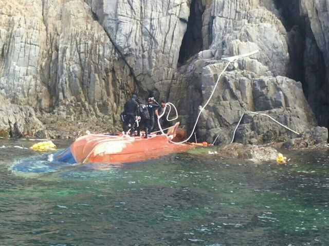 지난해 제주 추자도 인근 해상에서 전복사고를 당한 돌고래호. 제주해경 제공.