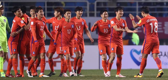 축구대표팀이 3월24일 안산 와스타디움에서 열린 레바논과 2018 러시아월드컵 2차 예선에서 승리한 뒤 기뻐하는 모습. 안산=연합뉴스