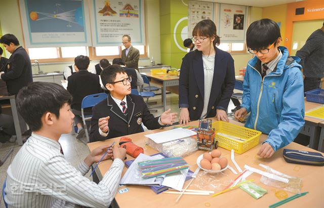 그림 1인천 동암중 학생들이 5일 수업시간에 소형 음식 저장 냉장고를 제작하고 있다. 이 수업은 과학, 기술, 공학, 미술, 수학 등 각 분야를 연계하는 융합교육이다. 신상순 선임기자 ssshin@hankookilbo.com