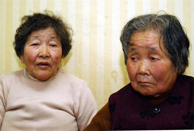 중국 거주 일본군 위안부 피해자 하상숙(89ㆍ왼쪽) 할머니. 한국일보 자료사진