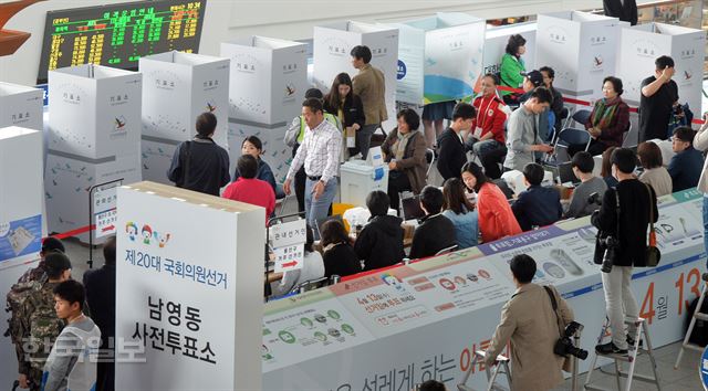 [저작권 한국일보] 제20대 국회의원선거 사전 투표가 시작된 8일 오전 서울 봉래동 서울역 대합실에 마련된 남영동 사전투표소에서 유권자들이 투표 하고 있다. 사전투표는 신분증만 있으면 9일 18:00까지 전국어느 투표소에서나 할수 있다. 2016.04.08 신상순 선임기자ssshin@hankookilbo.com /2016-04-08(한국일보)