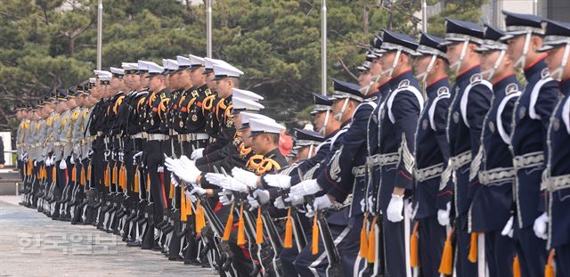 [저작권 한국일보].8일 오후 서울 용산 전쟁기념관에서 재개된 국군 군악·의장행사에서 육·해·공 3군 통합의장대원들이 의장시범을 보이고 있다. 배우한기자bwh3140@hankookilbo.com