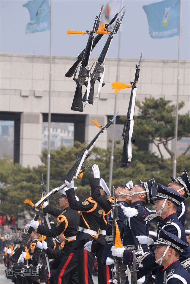 [저작권 한국일보].8일 오후 서울 용산 전쟁기념관에서 재개된 국군 군악·의장행사에서 육·해·공 3군 통합의장대원들이 의장시범을 보이고 있다. 배우한기자bwh3140@hankookilbo.com