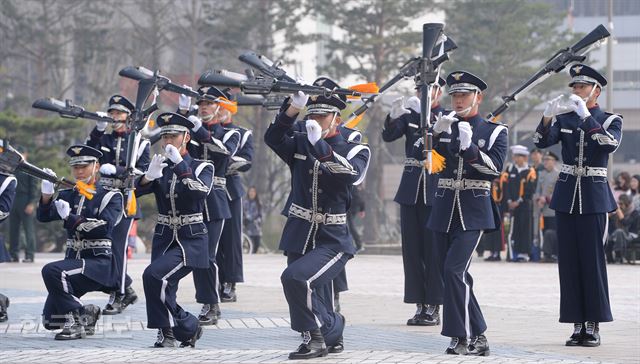 [저작권 한국일보].8일 오후 서울 용산 전쟁기념관에서 재개된 국군 군악·의장행사에서 육·해·공 3군 통합의장대원들이 의장시범을 보이고 있다. 배우한기자bwh3140@hankookilbo.com