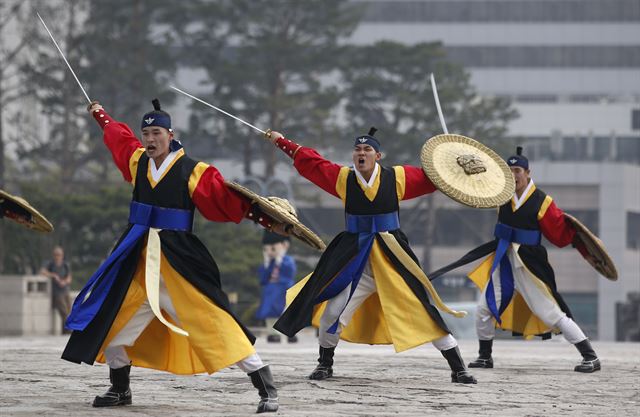 8일 오후 서울 용산 전쟁기념관 평화의 광장에서 열린 국군 군악,의장 행사에서 무술시범이 펼쳐지고 있다. AP 연합뉴스