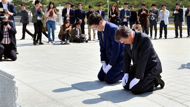 4·13국회의원 선거 사전투표 첫날인 8일 오전 광주 북구 운정동 국립5·18민주묘지를 찾은 더불어민주당 문재인 전 대표와 김홍걸 국민통합위원장이 참배단 앞에서 무릎을 꿇고 참배를 하고 있다. 광주=뉴시스