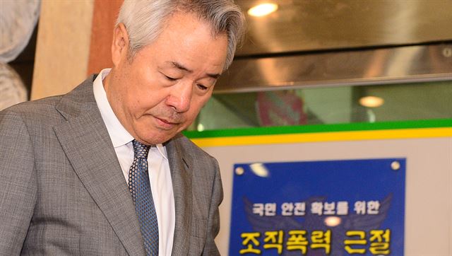 경비원을 폭행한 혐의로 불구속 입건된 정우현 MPK그룹 회장이 9일 오전 서울 서대문경찰서에서 고개를 숙인채 경찰조사를 받기 위해 형사과로 들어서고 있다. 뉴시스